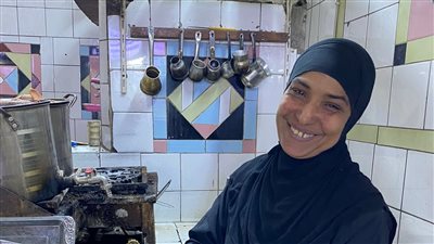 لقبوها بالكبيرة أم هيام.. قصة أول مَعلمة قهوة من ذوي الاحتياجات الخاصة بالأقصر