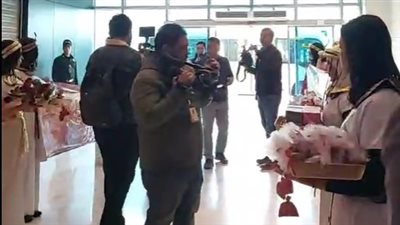 بعد توقف 4 سنوات.. وصول طائرة أول فوج سياحي صيني إلى مطار القاهرة 