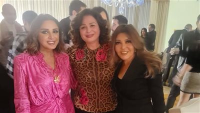 إلهام شاهين تحتفل بعيد ميلاد أنغام مع حلمي ومنى زكي وعمرو يوسف