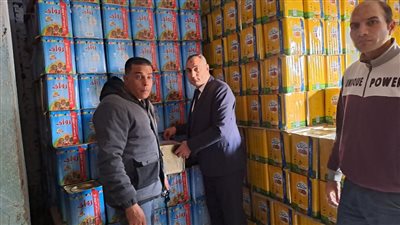 ضبط 52 ألف زجاجة زيت و42 طن سمن داخل مخزن دون ترخيص بالبحيرة