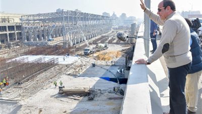 الرئيس السيسي يتفقد مشروعات المحاور والطرق بمحافظة الجيزة 