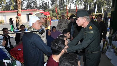  وزير الدفاع يتفقد الكلية الحربية ويلتقي الطلبة المستجدين وأسرهم