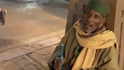 يعزف أغاني دينية والسبحة في رقبته.. قصة مجذوب الناي أمام ساحة أبو الحجاج بالأقصر