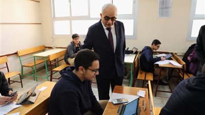 طلاب الشهادة الإعدادية والصفين الأول والثاني الثانوي يستأنفون امتحانات منتصف العام 