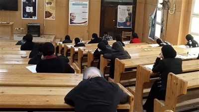 طلاب إعلام بني سويف يرتدون الزي الأسود حزنًا على وفاة زميلهم في حادث سير