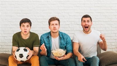 قبل مباراة الأهلي والزمالك.. استشاري تغذية توضح أفضل الأطعمة والمشروبات لتقليل التوتر