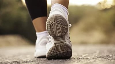 دراسة: دقيقتان فقط من المشي بعد العشاء تخفضان السكر في الدم
