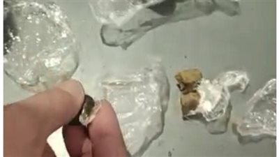 ضبط راكبين مصريين بحوزتهما كمية من مخدر الحشيش وصواعق كهربائية بمطار القاهرة | صور 