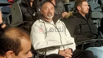 باتشيكو مدرب بيراميدز يتابع مباراة الأهلي والزمالك بالقمة 125