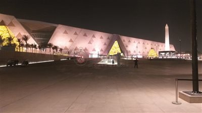 ننشر الصور النهائية للمسلة المعلقة وواجهة المتحف المصري الكبير بعد الانتهاء منهما 