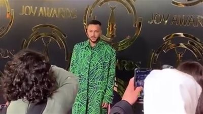 إطلالة غريبة كالعادة.. ويجز بالأخضر في حفل joy awards بالسعودية
