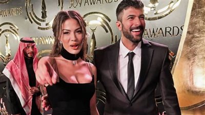 أنجين أكيوريك وديميت أوزدمير يخطفان الأنظار في حفل Joy Awards