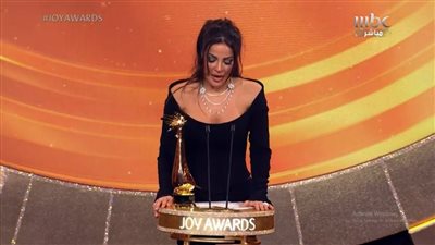 نادين نسيب نجيم تقتنص جائزة أفضل ممثلة بحفل joy awards