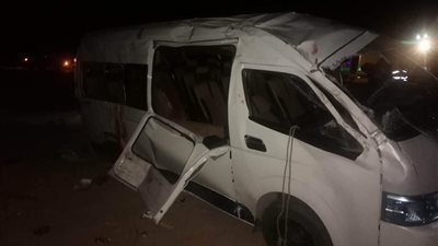 إصابة 18 شخصًا في انقلاب سيارة ميكروباص على طريق قنا - سفاجا | أسماء