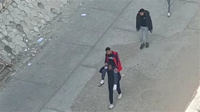 مصور فيديو طلاب الأزهر أثناء حمل زميلهم المصاب على أكتافهم: الموقف مثير وحقق مشاهدات غير طبيعية