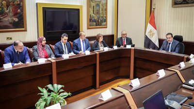 وزير الصحة يترأس اجتماع لجنة دراسة كيفية مواجهة التسرب من التعليم وزواج القاصرات وعمالة الأطفال