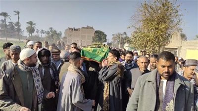 مات ساجدًا.. أهالي قرية السكساكة بسوهاج يشيعون جثمان مسن توفي أثناء صلاة العصر | صور