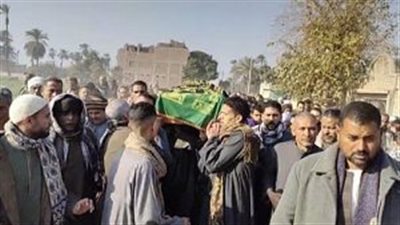 بالحزن والدموع.. مئات الأهالي بسوهاج يشيعون جثمان مسن توفي في صلاة العصر | بث مباشر 