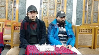 الفنان فارس أول الحاضرين في عزاء والدة أحمد هارون | صور