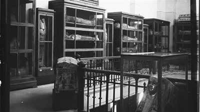 المتحف المصري بالتحرير ينشر صورًا من بداية القرن العشرين للقطع الأثرية بالدور الثاني