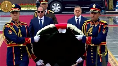 الرئيس السيسي يضع إكليلًا من الزهور على النصب التذكاري بأكاديمية الشرطة
