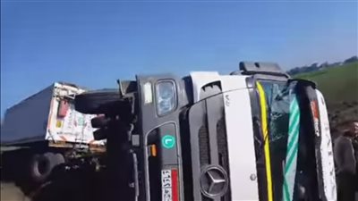 إصابة شخص في انقلاب سيارة نقل على طريق بسيون بالغربية | صور