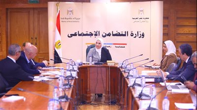 وزيرة التضامن تترأس اجتماع صندوق دعم الصناعات الريفية والبيئية لمناقشة سبل عمل مشروعات للأسر الأولى بالرعاية 