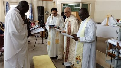 رئيس الأسقفية يرسم قساوسة وشمامسة ويمنح الترخيص لخدام جُدد | صور 