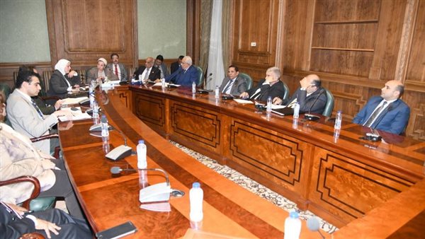 وزيرة البيئة تستعرض