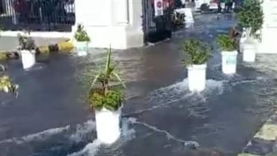 إصلاح كسر ماسورة وعودة المياه إلى المناطق المتضررة بأحياء الإسكندرية 