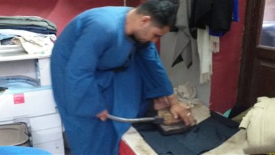 الجلابية بـ 5 جنيهات.. مكوجي رجل بسوهاج: مهنة متعبة ومحدش بيرضى يشتغلها|صور وفيديو