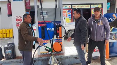 تلاعب في عداد اللترات.. تشميع محطة بنزين تغش المواطنين بمطروح │ صور