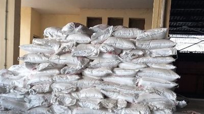 ضبط 240 طن أعلاف وخامات مجهولة المصدر بالشرقية | صور