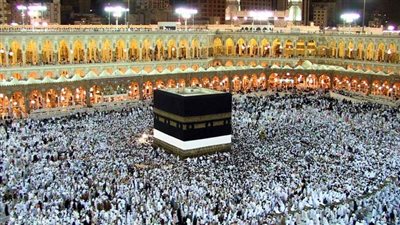 هل تتأثر أسعار عمرة رمضان بـ سعر صرف الدولار؟.. مصدر يجيب 