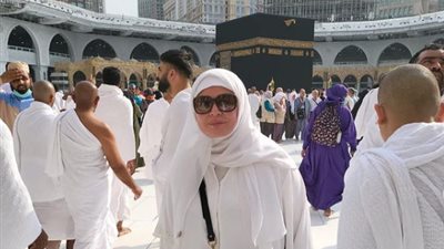 إلهام شاهين تؤدي عمرة لوالدتها الراحلة: الأم أغلى ما في الوجود