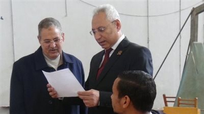 رئيس جامعة المنيا يتفقد لجان امتحانات الترم الأول بالكليات