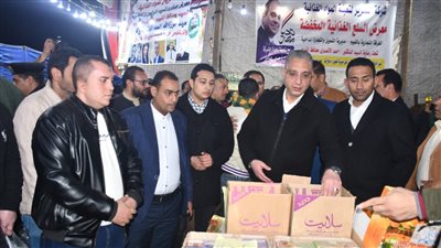 محافظ الفيوم يفتتح معرض أهلا رمضان لبيع السلع الغذائية بأسعار مخفضة بمنطقة الحواتم