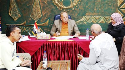 سكرتير عام أسوان يستمع لمطالب 30 مواطنًا في اللقاء الجماهيري الأسبوعي