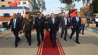 محافظ المنوفية ومدير الأمن يضعان إكليل الزهور على النصب التذكاري لشهداء الشرطة