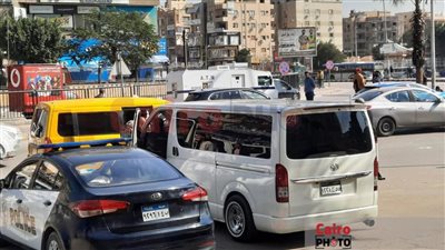 وصول جثمان والد مي فاروق إلى مسجد الحصري بـ 6 أكتوبر | صور