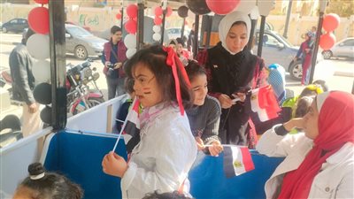 طفطف يتجول في الشوارع.. أطفال الفيوم يحتفلون بعيد الشرطة بالأعلام والورود | صور