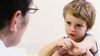 إرشادات صحية للتعامل مع الأطفال حديثي الولادة.. وأعراض تدعو للقلق