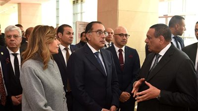 رئيس الوزراء يتفقد جناح وزارة التنمية المحلية بمعرض القاهرة الدولي للكتاب