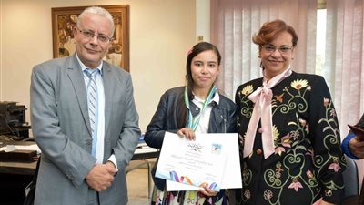 رئيس قطاع الفنون التشكيلية يكرم الطفلتين الفائزتين في بينالي طشقند الدولي للأطفال