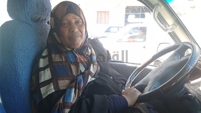 ست بـ 100 راجل.. الأسطى سناء أشهر سائقة ميكروباص في الصعيد: الشغل مش عيب بس المرض هدني| صور