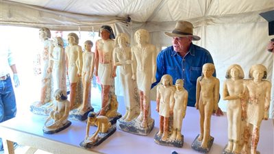 زاهي حواس يعلن اكتشاف 4 مقابر أثرية في سقارة