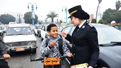 بالورد والشوكولاتة.. ضابطات يحتفلن مع المواطنين بعيد الشرطة 71 | صور 