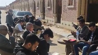 أسرة وأصدقاء الكاتب الكبير ياسر رزق يزورون قبره في الذكرى الأولى لرحيله | بث مباشر 