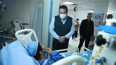 وزير الصحة يوجه بصرف مكافأة مالية لفرق طبية في مستشفى قليوب التخصصي
