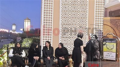 على خطى طارق لطفي.. مي فاروق تطلب مشروبات للمصورين والصحفيين خلال عزاء والدها